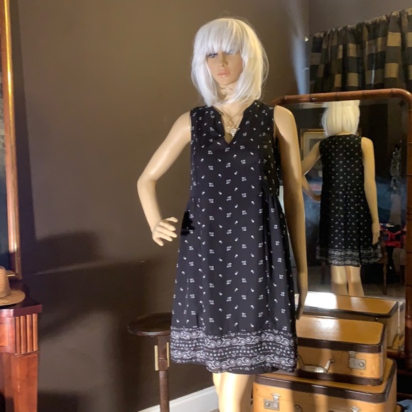 Dresses & Skirts - NWT NAVY & WHITE SLEEVELESS MINI DRESS